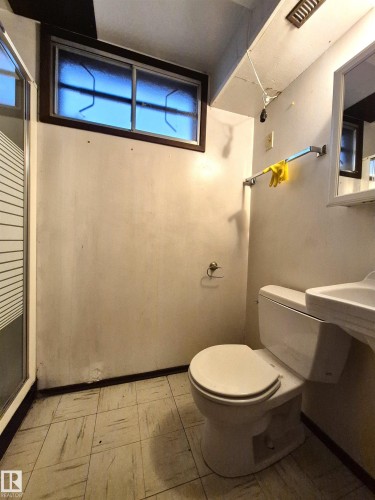 11440 44A Avenue, Edmonton, AB - Indoor Photo Showing Bathroom