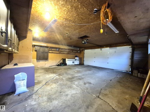11440 44A Avenue, Edmonton, AB - Indoor Photo Showing Garage