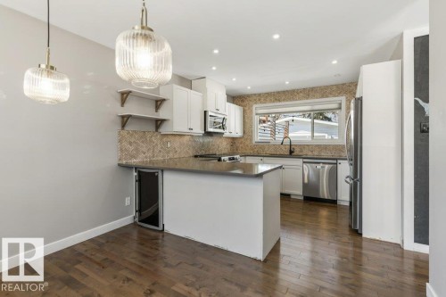 5 Gresham Boulevard, St. Albert, AB - Indoor Photo Showing Kitchen With Upgraded Kitchen