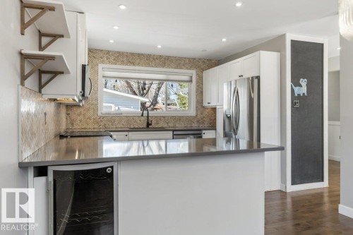5 Gresham Boulevard, St. Albert, AB - Indoor Photo Showing Kitchen With Upgraded Kitchen