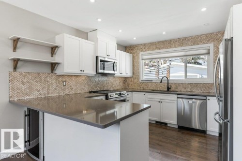5 Gresham Boulevard, St. Albert, AB - Indoor Photo Showing Kitchen With Stainless Steel Kitchen With Upgraded Kitchen