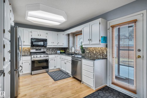 37 Deane Crescent, St. Albert, AB - Indoor Photo Showing Kitchen
