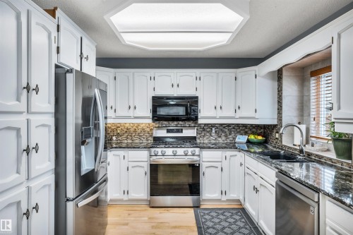 37 Deane Crescent, St. Albert, AB - Indoor Photo Showing Kitchen With Upgraded Kitchen