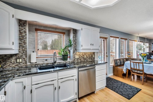 37 Deane Crescent, St. Albert, AB - Indoor Photo Showing Kitchen With Upgraded Kitchen