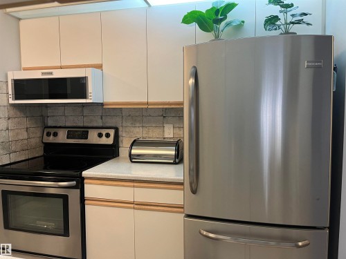 302 17467 98A Avenue, Edmonton, AB - Indoor Photo Showing Kitchen