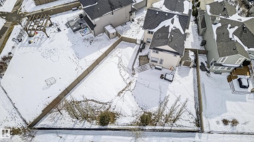 Expansive lot featuring a substantial backyard and a large side yard, providing considerable outdoor space - 8477 Sloane Crescent, Edmonton, AB - Outdoor