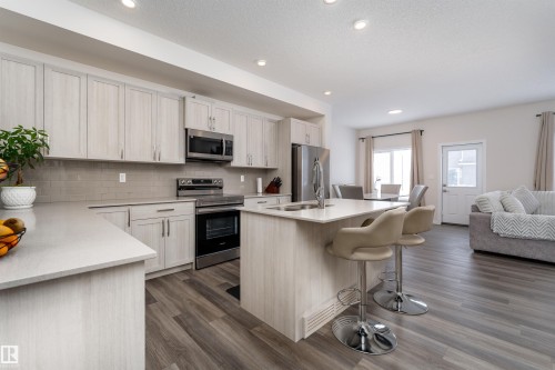 2120 Muckleplum Crescent, Edmonton, AB - Indoor Photo Showing Kitchen With Upgraded Kitchen
