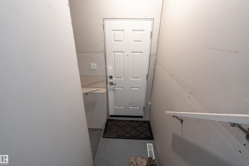 2120 Muckleplum Crescent, Edmonton, AB - Indoor Photo Showing Other Room