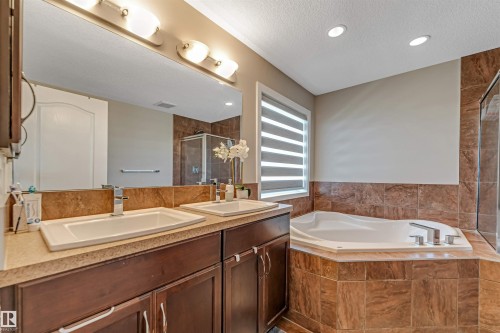 5156 2 Avenue, Edmonton, AB - Indoor Photo Showing Bathroom