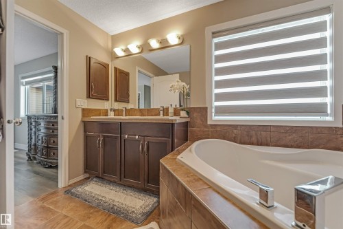 5156 2 Avenue, Edmonton, AB - Indoor Photo Showing Bathroom
