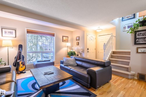 5428 202 Street, Edmonton, AB - Indoor Photo Showing Living Room