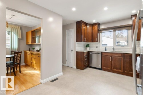 33 Fenwick Crescent, St. Albert, AB - Indoor Photo Showing Kitchen