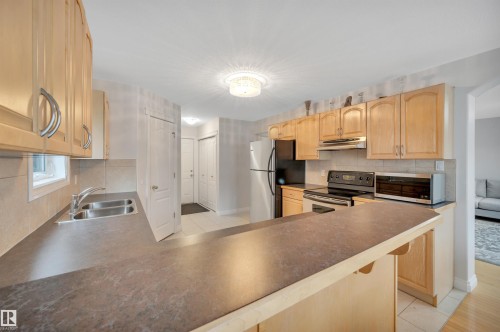 183 Castle Drive, Edmonton, AB - Indoor Photo Showing Kitchen With Double Sink