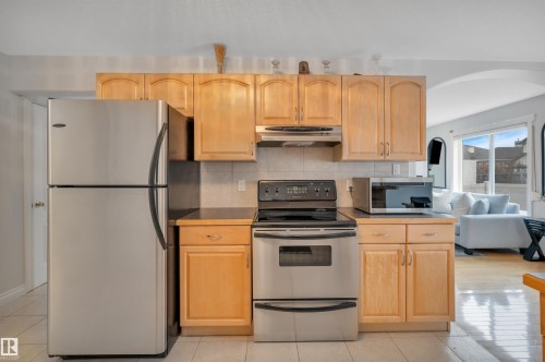 183 Castle Drive, Edmonton, AB - Indoor Photo Showing Kitchen