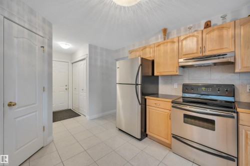 183 Castle Drive, Edmonton, AB - Indoor Photo Showing Kitchen