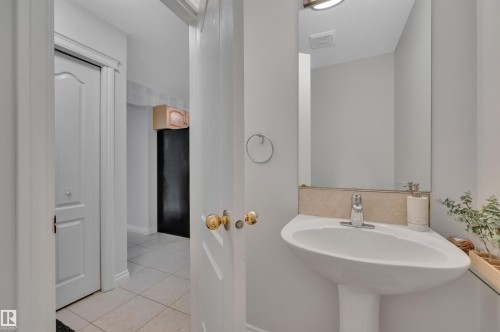 183 Castle Drive, Edmonton, AB - Indoor Photo Showing Bathroom