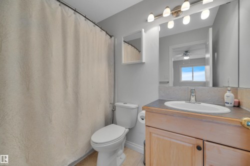 183 Castle Drive, Edmonton, AB - Indoor Photo Showing Bathroom