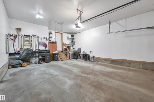 183 Castle Drive, Edmonton, AB - Indoor Photo Showing Garage