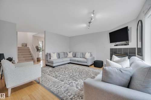 183 Castle Drive, Edmonton, AB - Indoor Photo Showing Living Room