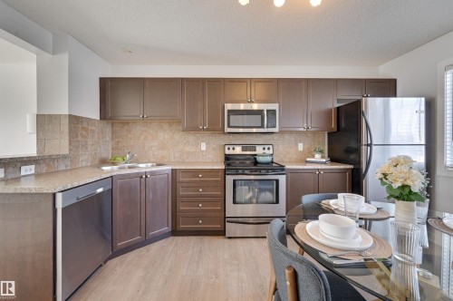 21 6032 38 Avenue, Edmonton, AB - Indoor Photo Showing Kitchen
