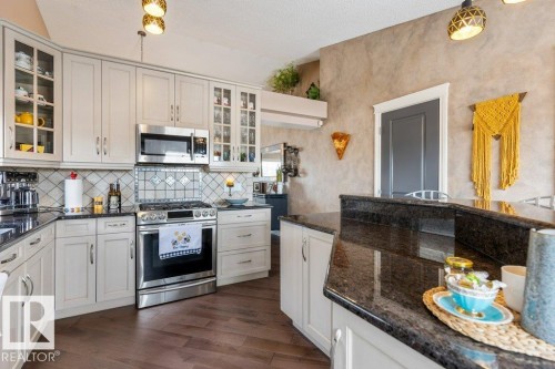 17 Donald Place, St. Albert, AB - Indoor Photo Showing Kitchen With Upgraded Kitchen