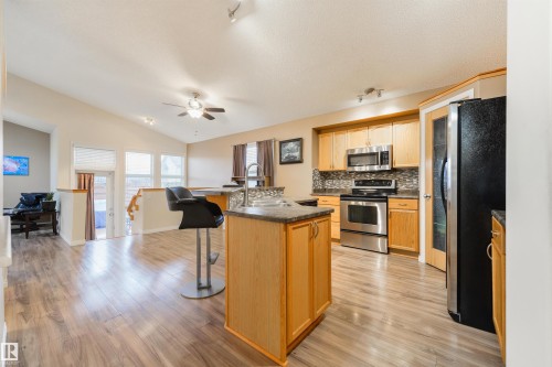 7 Hilldowns Drive, Spruce Grove, AB - Indoor Photo Showing Kitchen