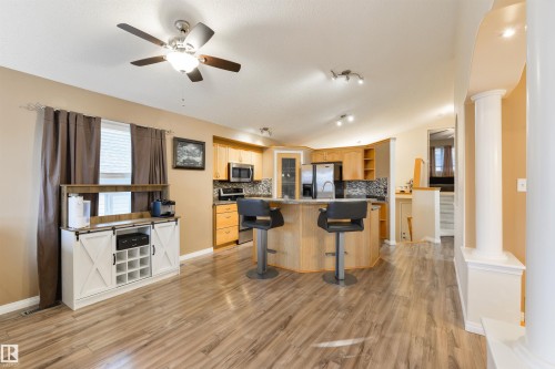 7 Hilldowns Drive, Spruce Grove, AB - Indoor Photo Showing Kitchen