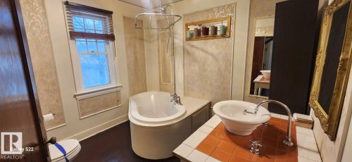 11619 96 Street, Edmonton, AB - Indoor Photo Showing Bathroom
