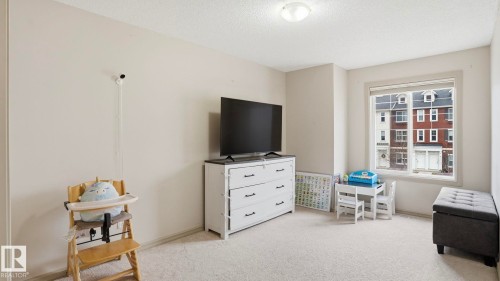 Carpeted room with neutral wall tones and a window featuring white trim - 8210 180 Avenue Nw, Edmonton, AB - Indoor