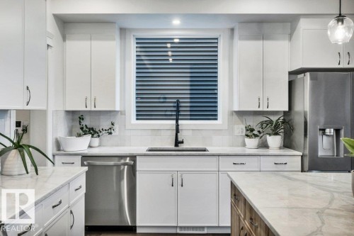 158 Jennifer Crescent, St. Albert, AB - Indoor Photo Showing Kitchen With Upgraded Kitchen