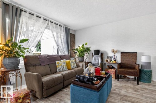 256 Callingwood Place, Edmonton, AB - Indoor Photo Showing Living Room