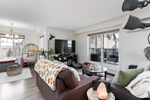 402 6084 Stanton Drive, Edmonton, AB - Indoor Photo Showing Living Room