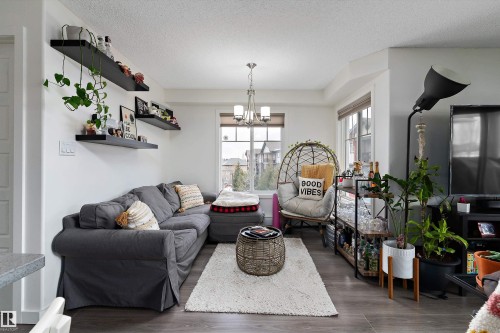 402 6084 Stanton Drive, Edmonton, AB - Indoor Photo Showing Living Room