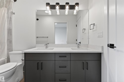 2937 Coughlan Green, Edmonton, AB - Indoor Photo Showing Bathroom