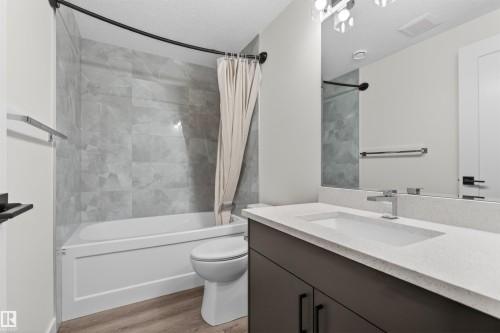 2937 Coughlan Green, Edmonton, AB - Indoor Photo Showing Bathroom