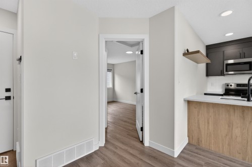 2937 Coughlan Green, Edmonton, AB - Indoor Photo Showing Kitchen