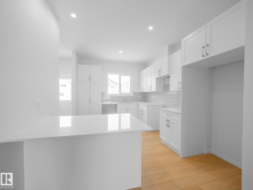 1032 14 Avenue, Edmonton, AB - Indoor Photo Showing Kitchen