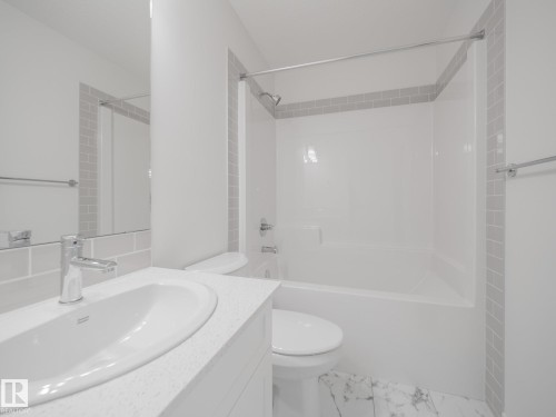 1032 14 Avenue, Edmonton, AB - Indoor Photo Showing Bathroom