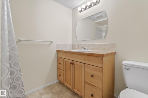 8721 88 Avenue, Edmonton, AB - Indoor Photo Showing Bathroom