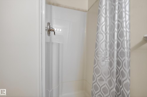 8721 88 Avenue, Edmonton, AB - Indoor Photo Showing Bathroom