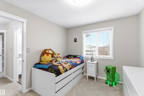 Light gray painted walls define this interior space, featuring a single window with blinds - 14755 131 Street Nw, Edmonton, AB - Indoor Photo Showing Bedroom