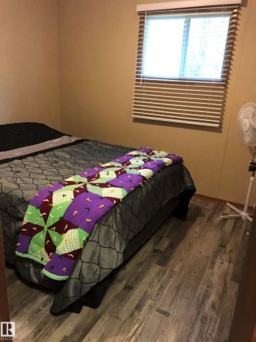 Neutral-toned walls complement wood-finish flooring - 650031 Range Road 185, Rural Athabasca County, AB 