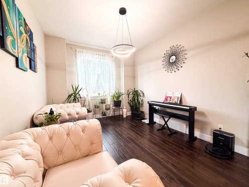 9004 24 Avenue, Edmonton, AB - Indoor Photo Showing Living Room