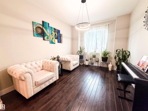 9004 24 Avenue, Edmonton, AB - Indoor Photo Showing Living Room