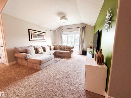 9004 24 Avenue, Edmonton, AB - Indoor Photo Showing Living Room