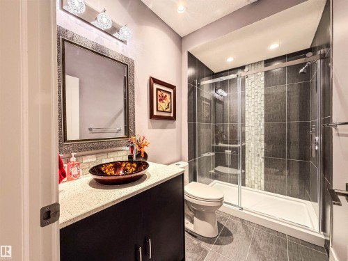 9004 24 Avenue, Edmonton, AB - Indoor Photo Showing Bathroom
