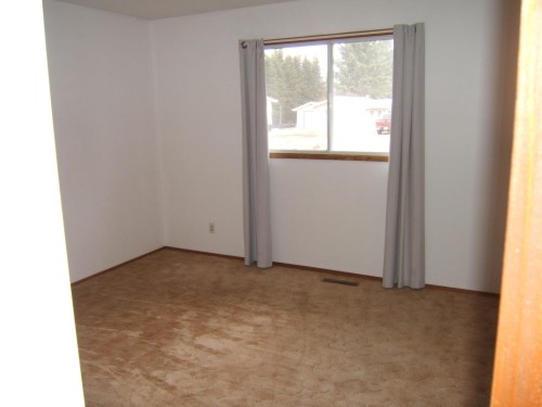 Neutral wall finishes and brown carpeting - 5030 52 Avenue, Andrew, AB - Indoor Photo Showing Other Room