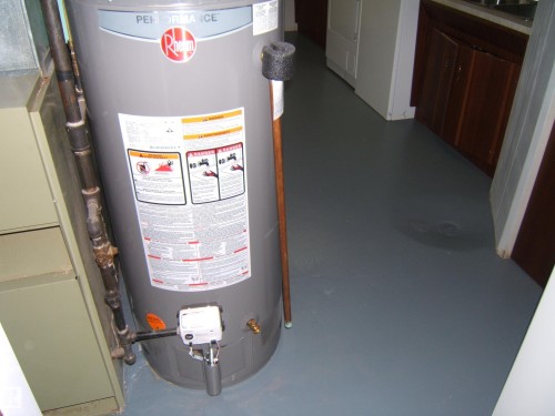 Water heater with accompanying utility lines - 5030 52 Avenue, Andrew, AB - Indoor Photo Showing Basement