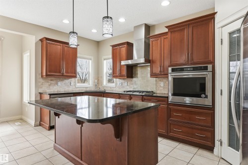 976 Hollingsworth Bend, Edmonton, AB - Indoor Photo Showing Kitchen With Upgraded Kitchen