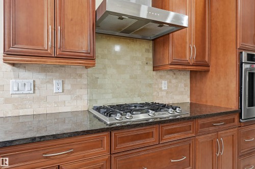 976 Hollingsworth Bend, Edmonton, AB - Indoor Photo Showing Kitchen